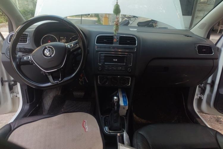 Used Volkswagen Polo 2016 1.6L Automatic Comfort Model Center Console