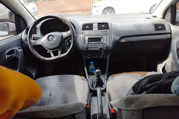 Used Volkswagen Polo 2016 1.4L Manual Fashion Model Center Console