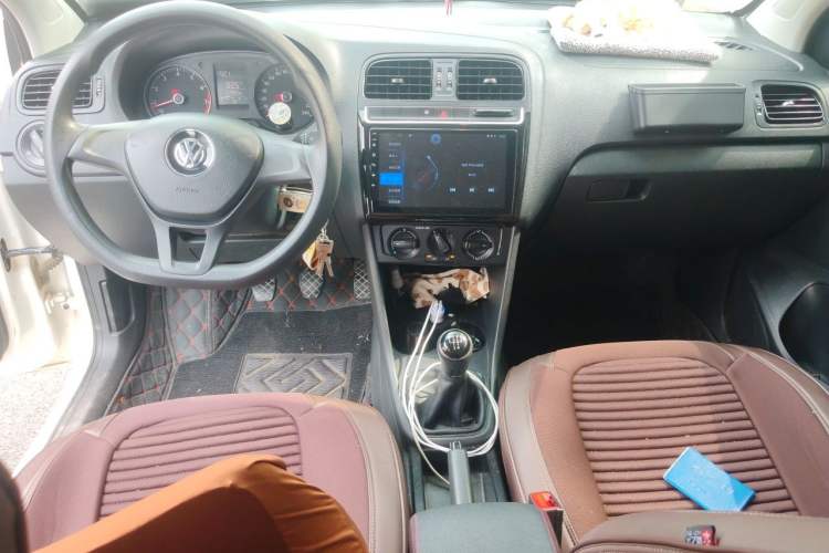Used Volkswagen Polo 2016 1.4L Manual Fashion Model Center Console