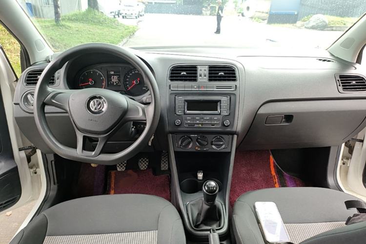 Used Volkswagen Polo 2016 1.4L Manual Fashion Model Center Console