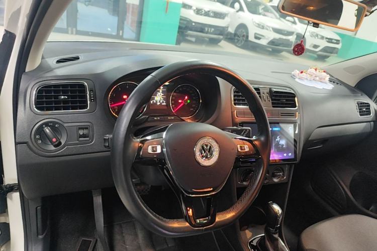 Used Volkswagen Polo 2016 1.6L Automatic Comfort Model Center Console