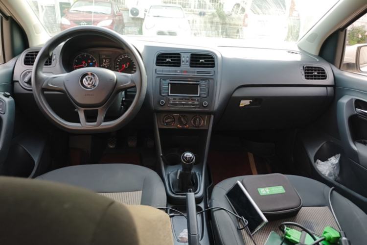 Used Volkswagen Polo 2016 1.4L Manual Fashion Model Center Console