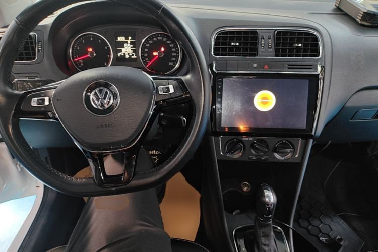 Used Volkswagen Polo 2016 1.6L Automatic Comfort Model Center Console