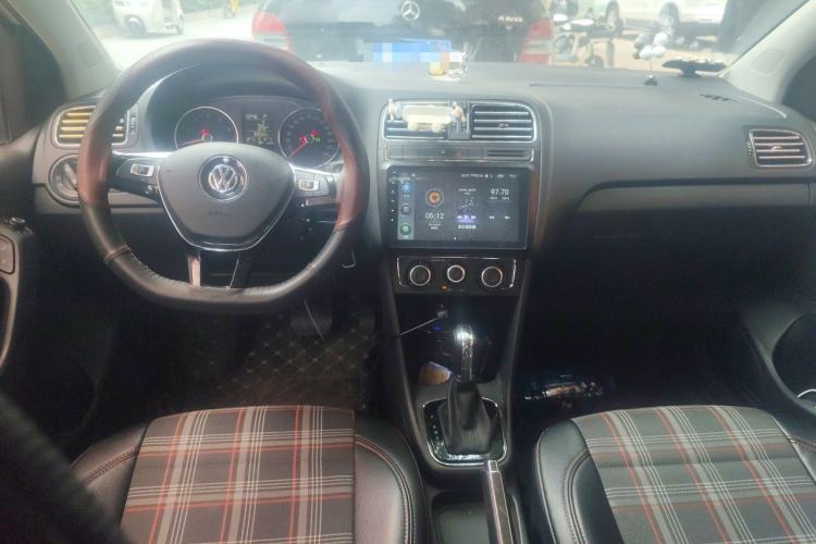 Used Volkswagen Polo 2016 1.6L Automatic Comfort Model Center Console