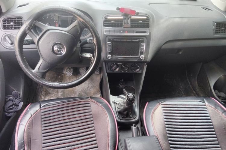 Used Volkswagen Polo 2016 1.4L Manual Fashion Model Center Console