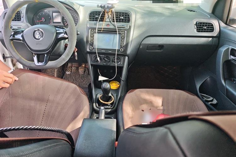 Used Volkswagen Polo 2016 1.4L Manual Fashion Model Center Console