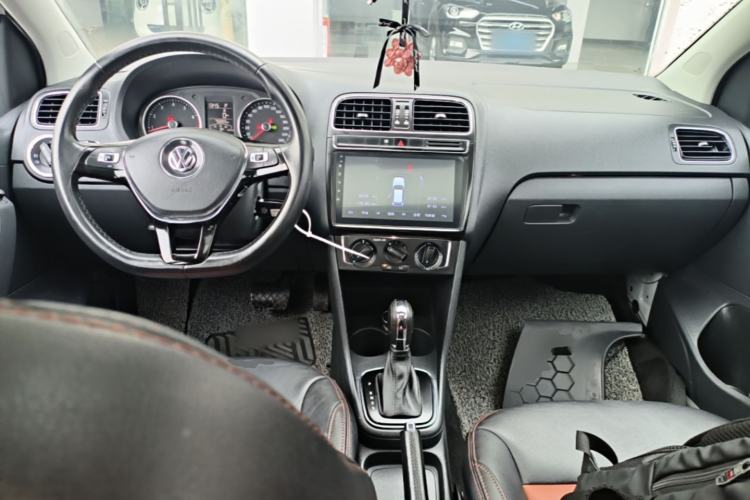 Used Volkswagen Polo 2016 1.6L Automatic Comfort Model Center Console