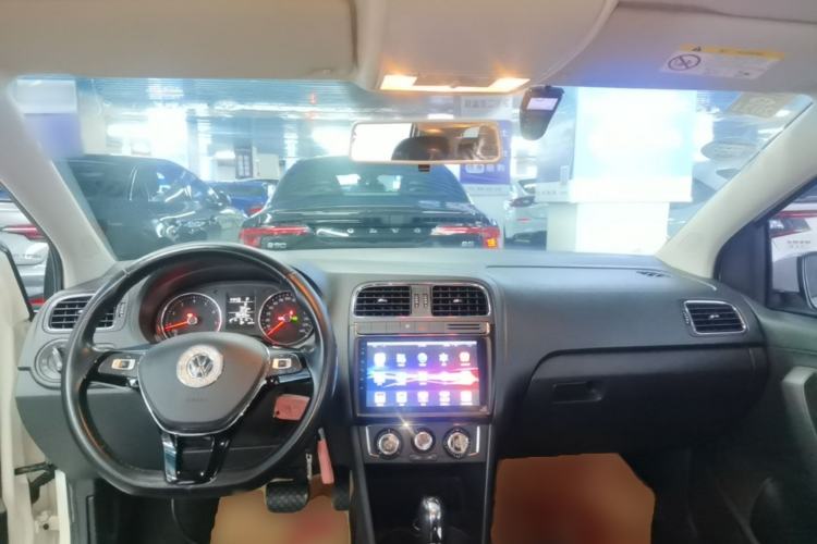 Used Volkswagen Polo 2016 1.6L Automatic Comfort Model Center Console