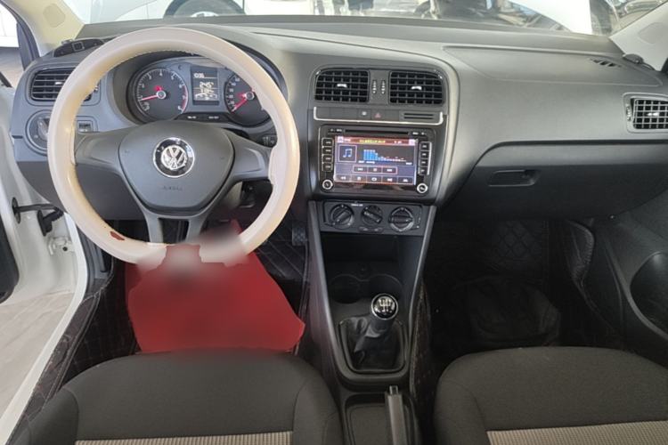 Used Volkswagen Polo 2016 1.4L Manual Fashion Model Center Console