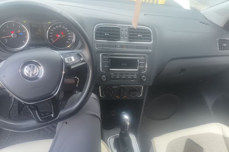 Used Volkswagen Polo 2016 1.6L Automatic Comfort Model Center Console
