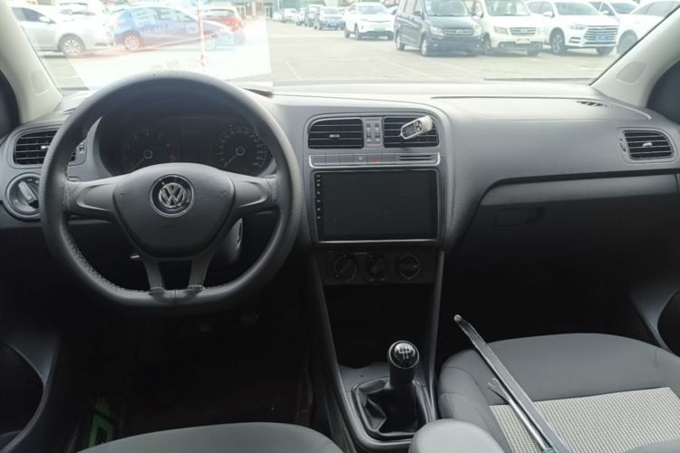 Used Volkswagen Polo 2016 1.4L Manual Fashion Model Center Console