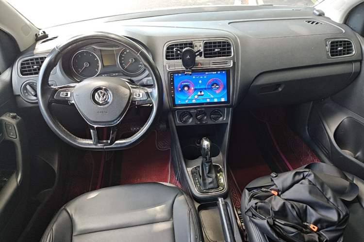 Used Volkswagen Polo 2016 1.6L Automatic Comfort Model Center Console