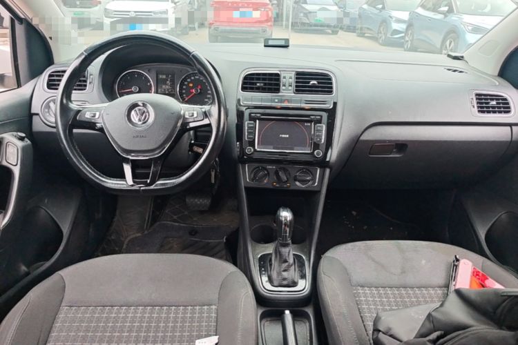 Used Volkswagen Polo 2016 1.6L Automatic Comfort Model Center Console