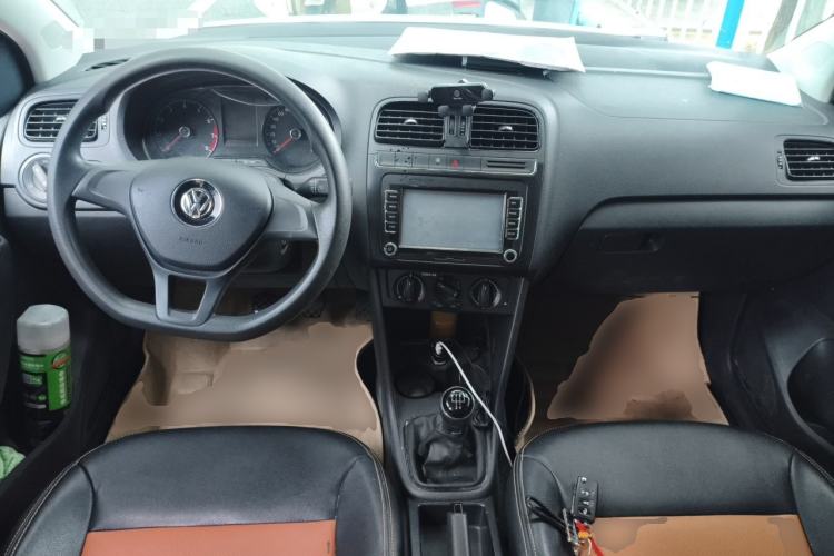 Used Volkswagen Polo 2016 1.4L Manual Fashion Model Center Console