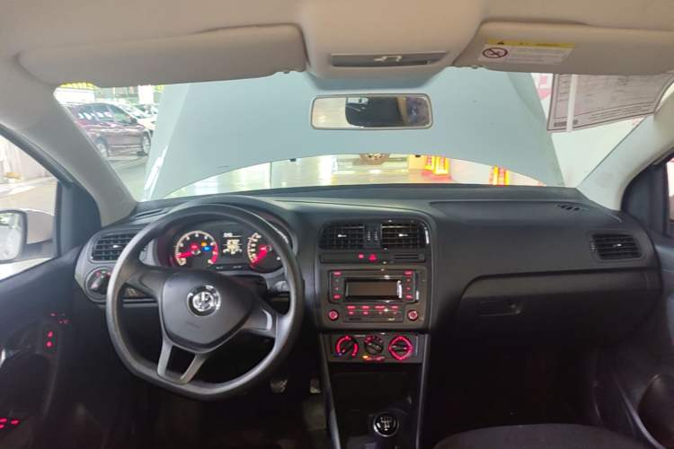 Used Volkswagen Polo 2016 1.4L Manual Fashion Model Center Console