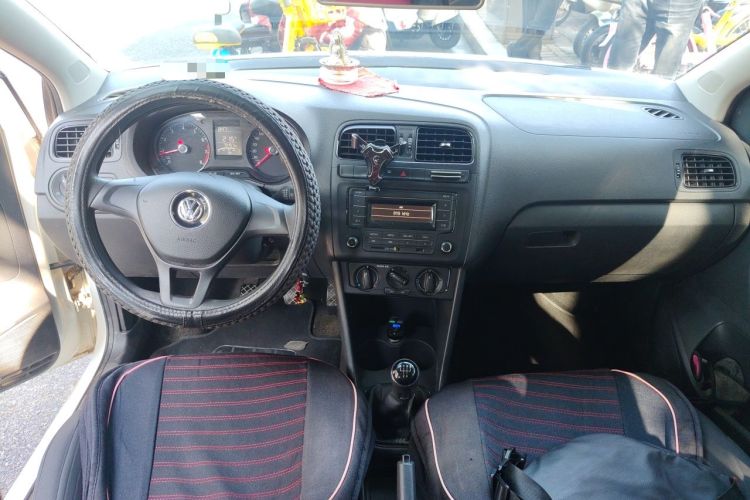 Used Volkswagen Polo 2016 1.4L Manual Fashion Model Center Console
