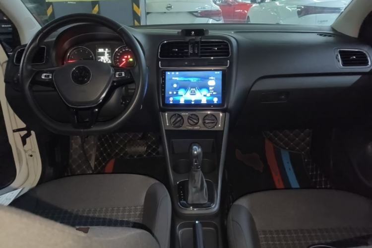Used Volkswagen Polo 2016 1.6L Automatic Comfort Model Center Console