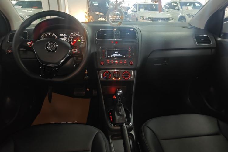 Used Volkswagen Polo 2016 1.6L Automatic Comfort Model Center Console