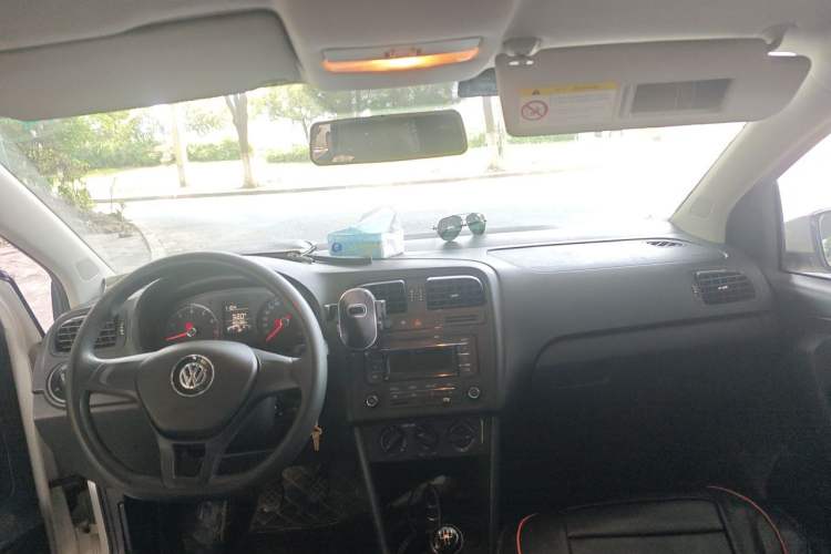 Used Volkswagen Polo 2016 1.4L Manual Fashion Model Center Console