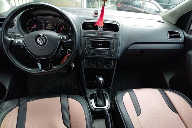 Used Volkswagen Polo 2016 1.6L Automatic Comfort Model Center Console