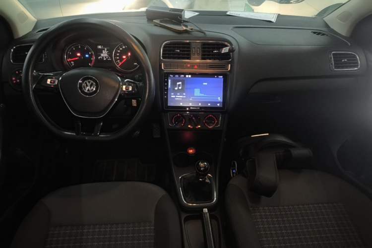 Used Volkswagen Polo 2016 1.6L Manual Comfort Model Center Console