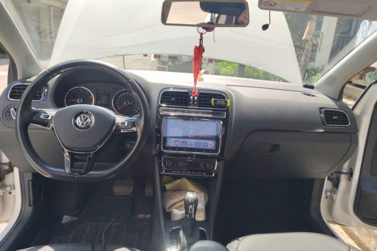Used Volkswagen Polo 2016 1.6L Automatic Luxury Model Center Console