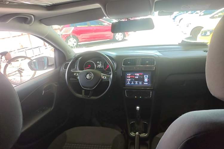 Used Volkswagen Polo 2016 1.6L Automatic Comfort Model Center Console