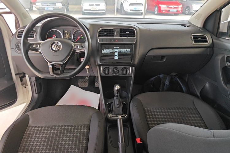 Used Volkswagen Polo 2016 1.6L Automatic Comfort Model Center Console