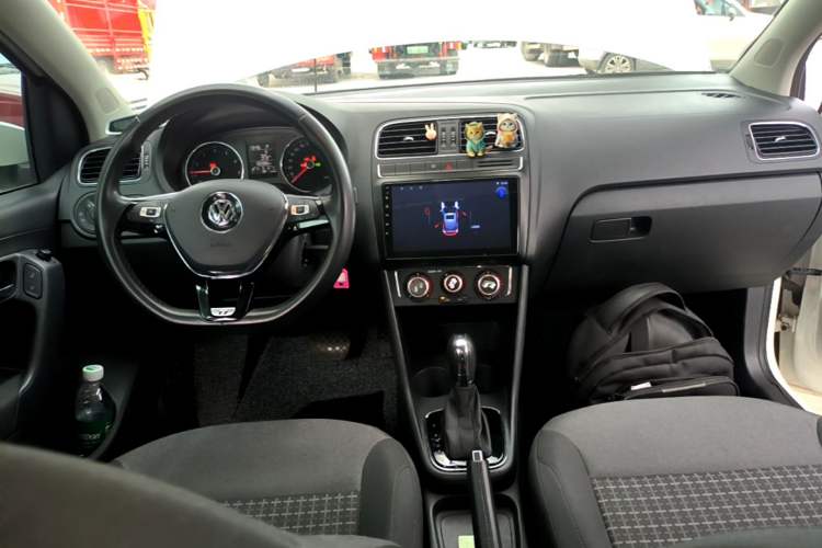 Used Volkswagen Polo 2016 1.6L Automatic Comfort Model Center Console
