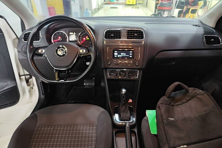 Used Volkswagen Polo 2016 1.6L Automatic Comfort Model Center Console