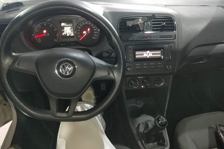 Used Volkswagen Polo 2016 1.4L Manual Fashion Model Center Console