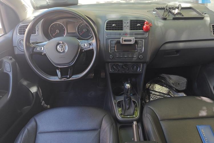 Used Volkswagen Polo 2016 1.6L Automatic Comfort Model Center Console