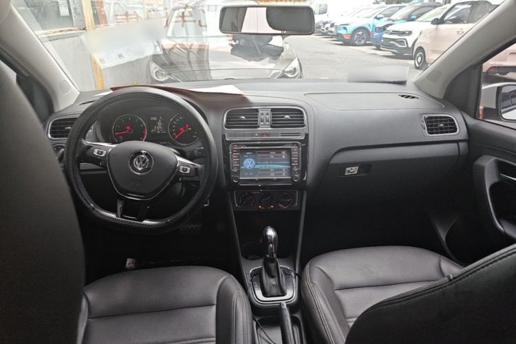 Used Volkswagen Polo 2016 1.6L Automatic Comfort Model Center Console