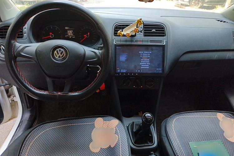 Used Volkswagen Polo 2016 1.4L Manual Fashion Model Center Console