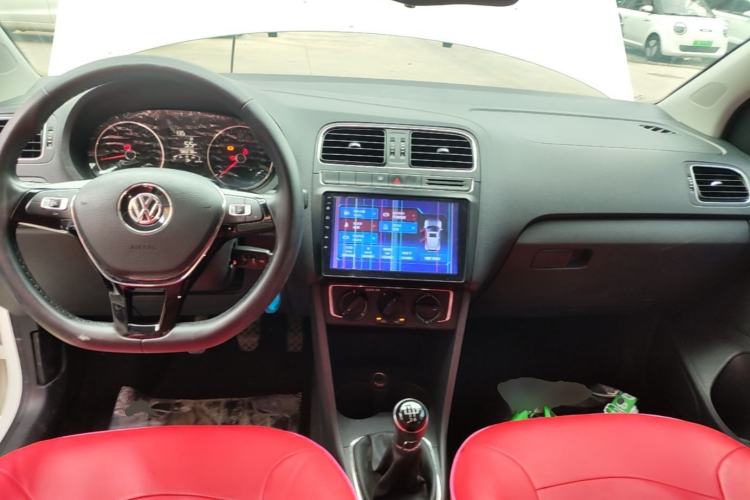 Used Volkswagen Polo 2016 1.6L Manual Comfort Model Center Console