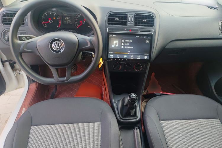 Used Volkswagen Polo 2016 1.4L Manual Fashion Model Center Console