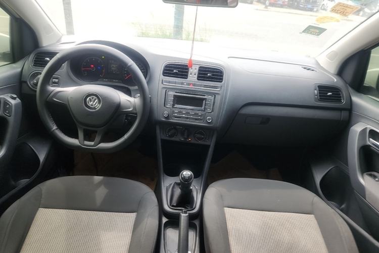 Used Volkswagen Polo 2016 1.4L Manual Fashion Model Center Console