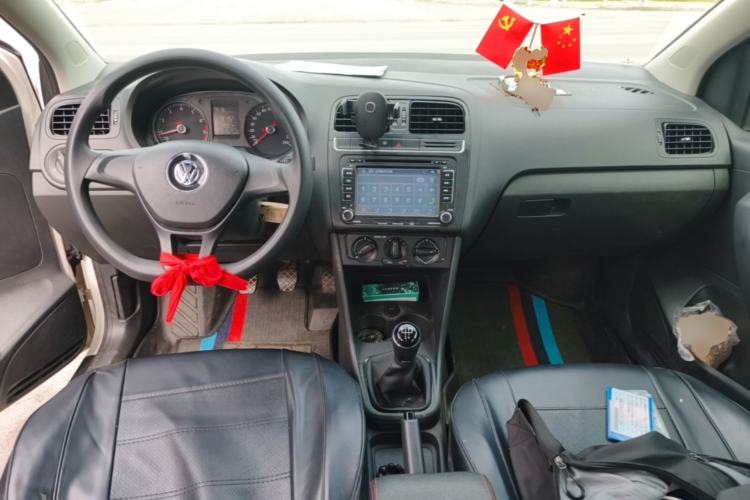 Used Volkswagen Polo 2016 1.4L Manual Fashion Model Center Console