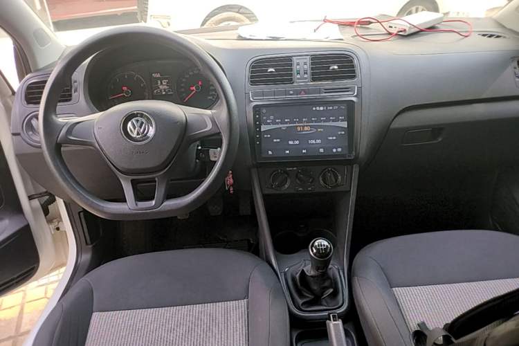 Used Volkswagen Polo 2016 1.4L Manual Fashion Model Center Console