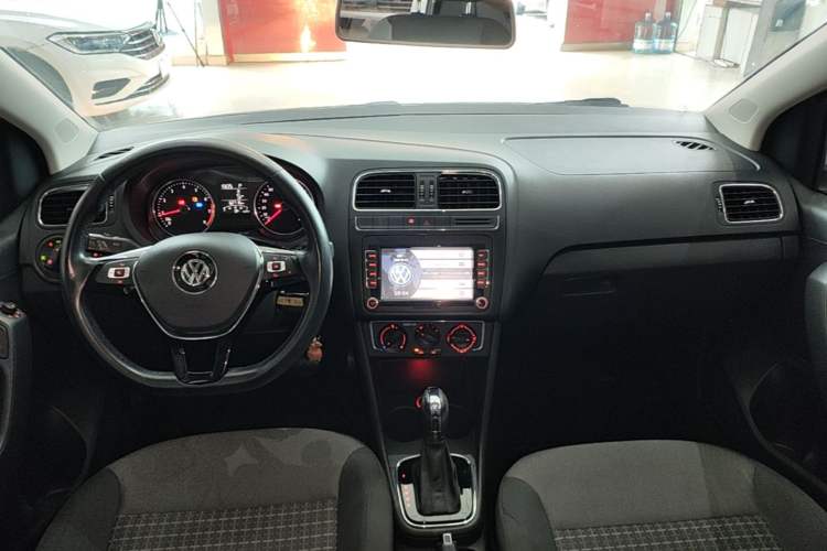 Used Volkswagen Polo 2016 1.6L Automatic Comfort Model Center Console