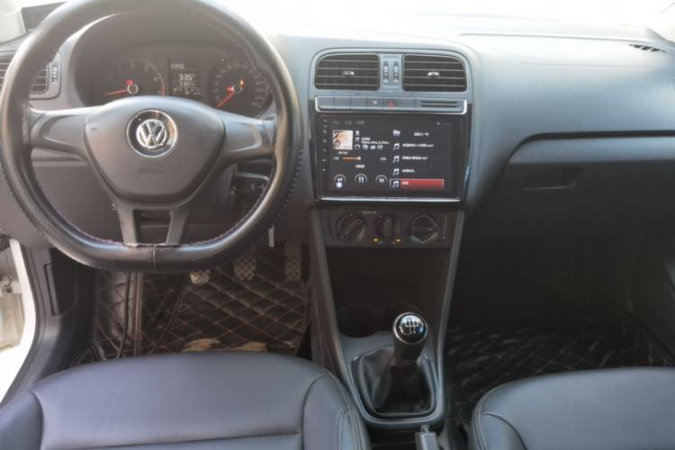 Used Volkswagen Polo 2016 1.4L Manual Fashion Model Center Console
