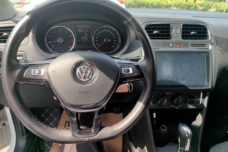 Used Volkswagen Polo 2016 1.6L Automatic Comfort Model Center Console