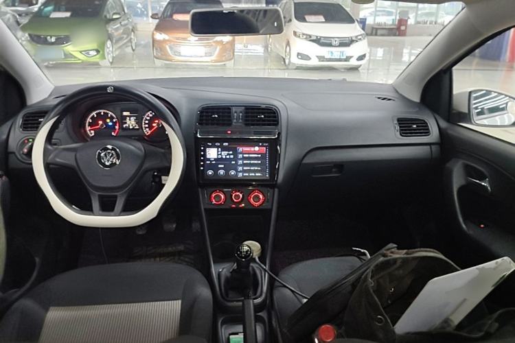 Used Volkswagen Polo 2016 1.4L Manual Fashion Model Center Console