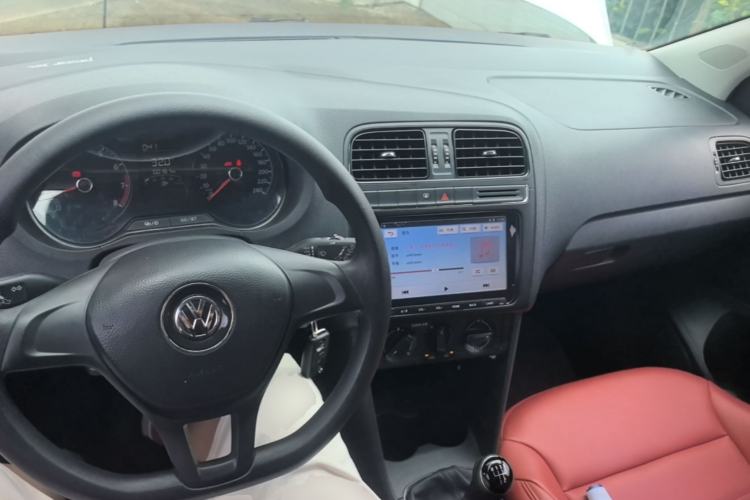 Used Volkswagen Polo 2016 1.4L Manual Fashion Model Center Console