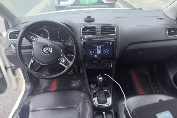 Used Volkswagen Polo 2016 1.6L Automatic Comfort Model Center Console