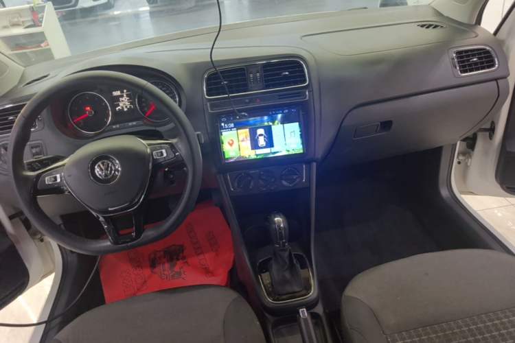 Used Volkswagen Polo 2016 1.6L Automatic Comfort Model Center Console