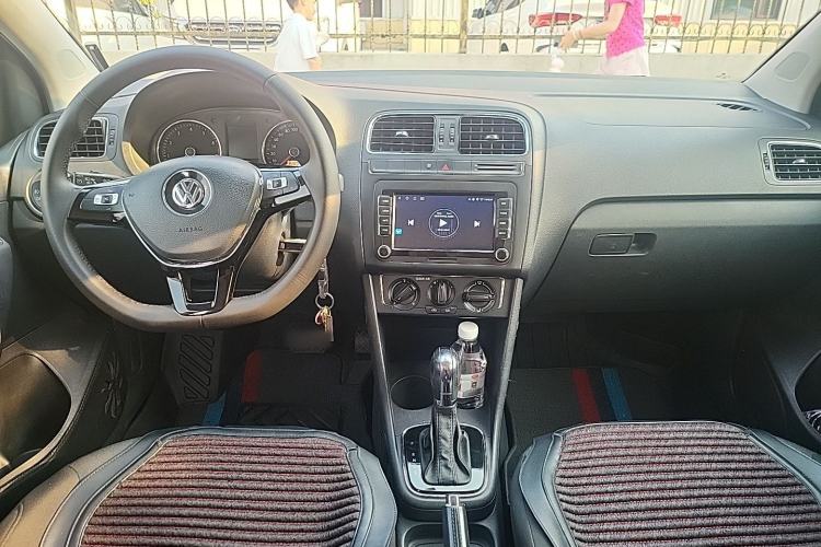 Used Volkswagen Polo 2016 1.6L Automatic Comfort Model Center Console