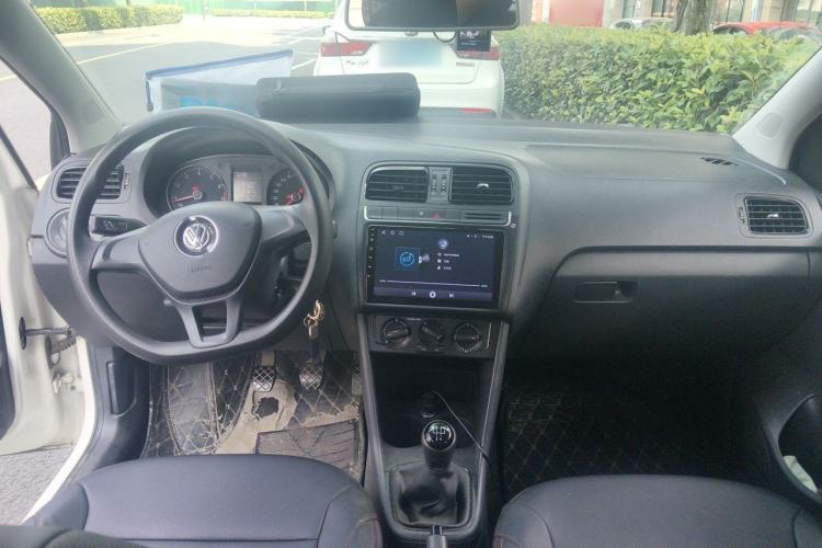 Used Volkswagen Polo 2016 1.4L Manual Fashion Model Center Console