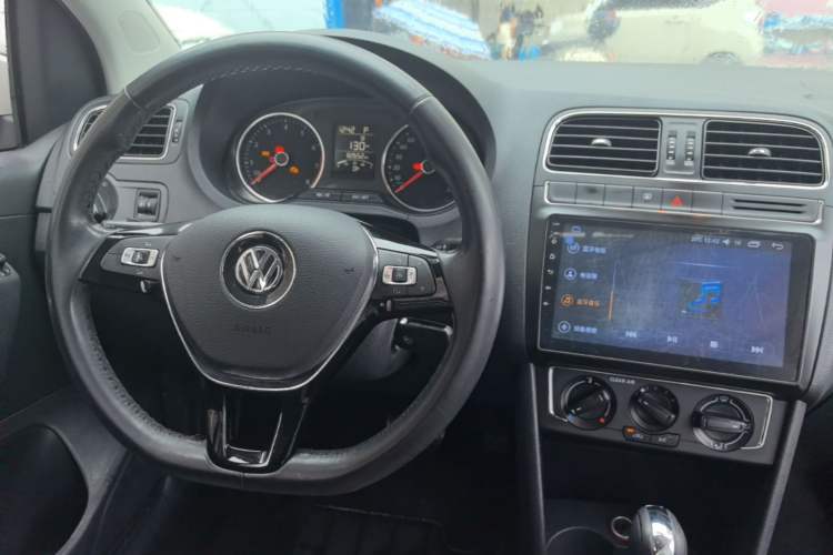 Used Volkswagen Polo 2016 1.6L Automatic Comfort Model Center Console