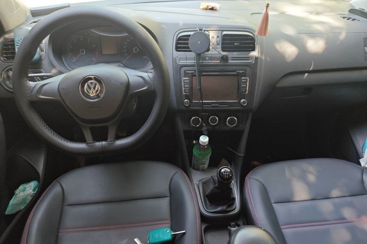 Used Volkswagen Polo 2016 1.4L Manual Fashion Model Center Console